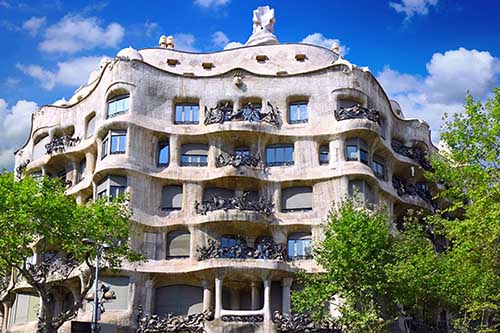 Casa Milà de Gaudí entre los árboles del Passeig de Gràcia, Barcelona
