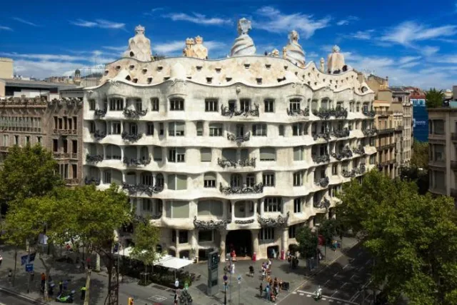 Fachada ondulada de piedra de Casa Milà (La Pedrera) en el Passeig de Gràcia de Barcelona