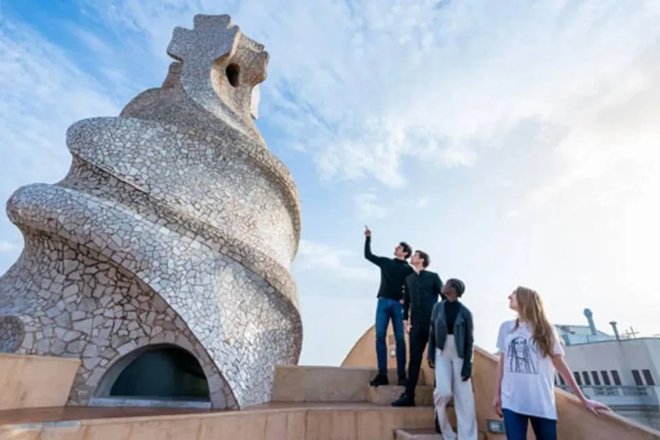 Visitantes junto a las chimeneas escultóricas de la azotea de Casa Milà - La Pedrera