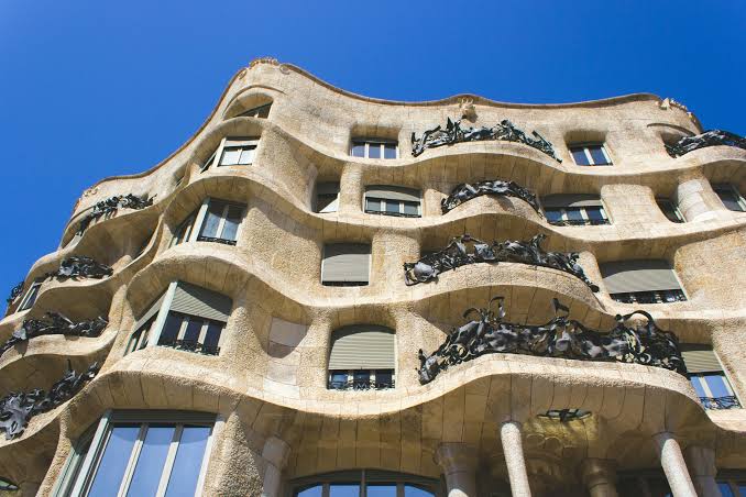 Fachada ondulada de Casa Milà con sus balcones de hierro forjado